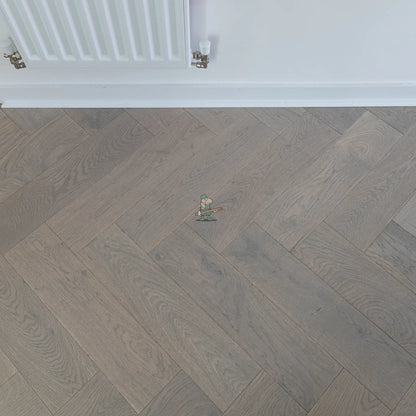 Grey Brushed Oak 150mm Engineered Herringbone – close-up of the surface (2)