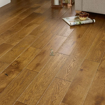 Golden Wheat Oak 125mm Engineered Plank, 18/5mm – close-up of the surface