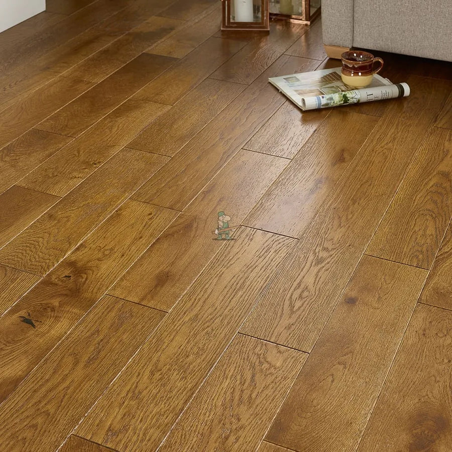 Golden Wheat Oak 125mm Engineered Plank, 18/5mm – close-up of the surface