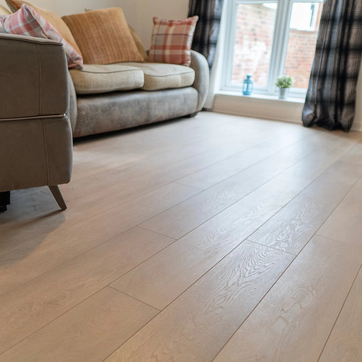 Ash White Oak 12mm Laminate – image 1