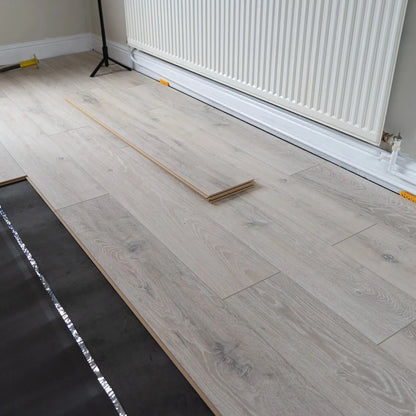 Weathered White Oak 12mm Laminate – image 1