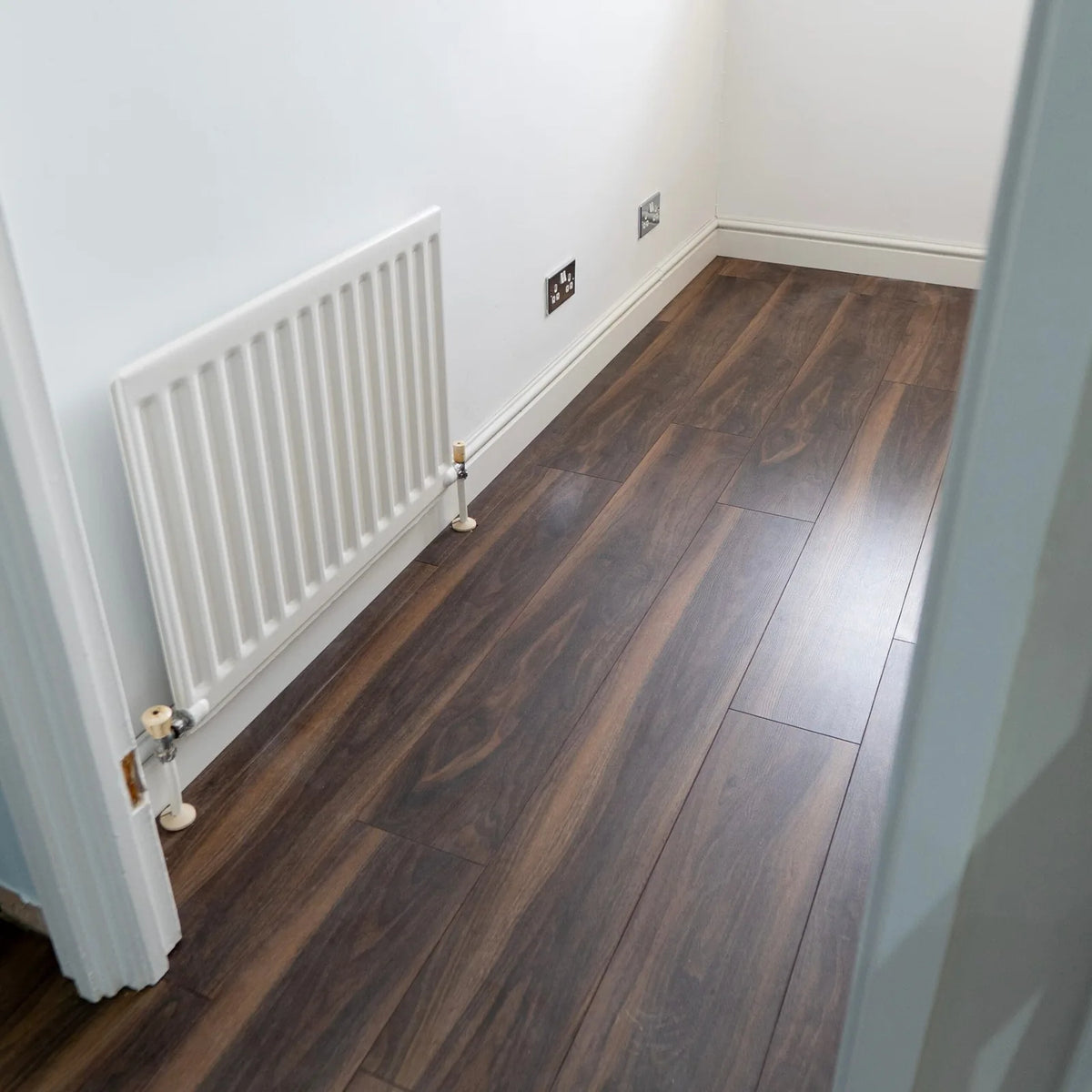 Dark American Walnut 12mm Laminate – image 1