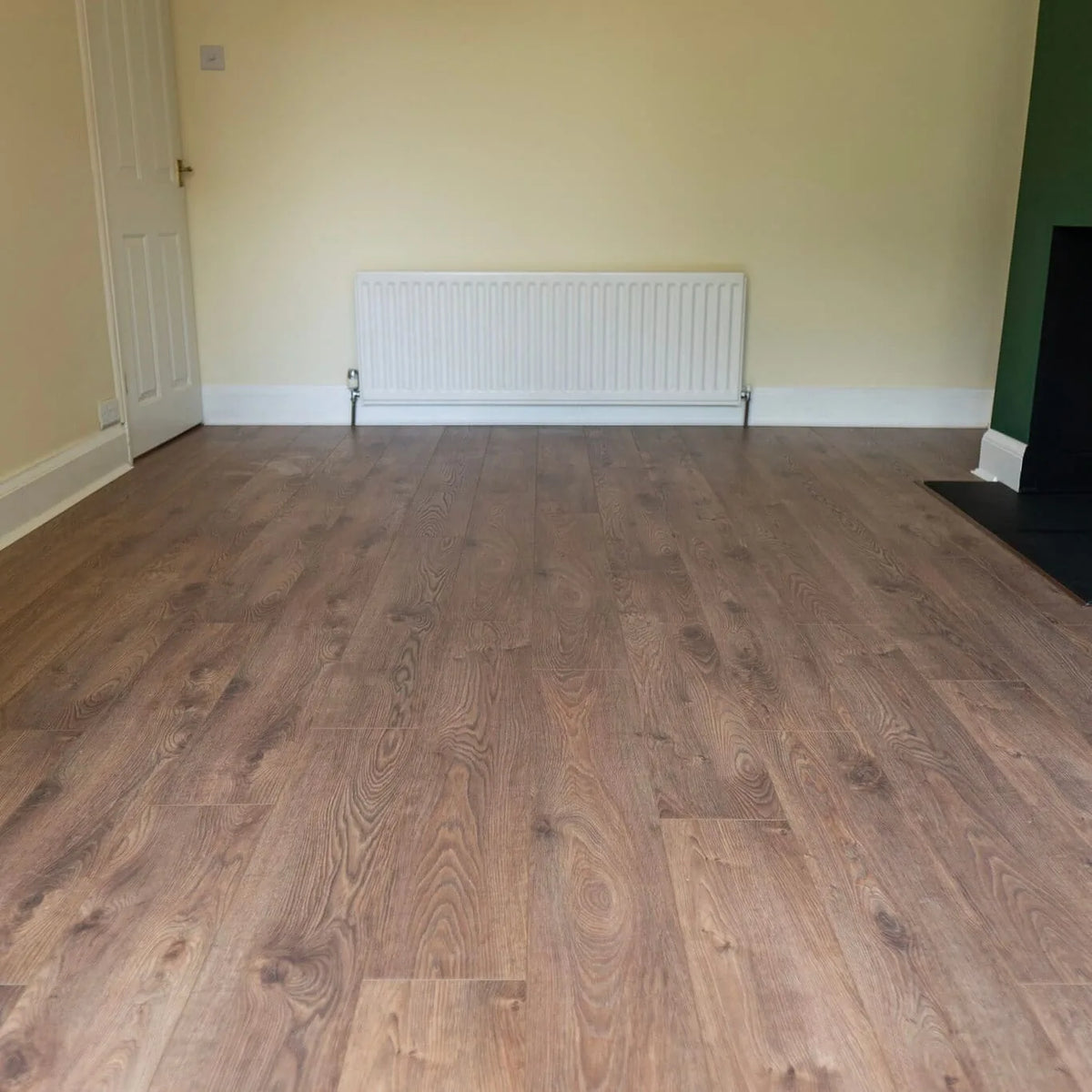 Chestnut Oak 12mm Laminate – image 1