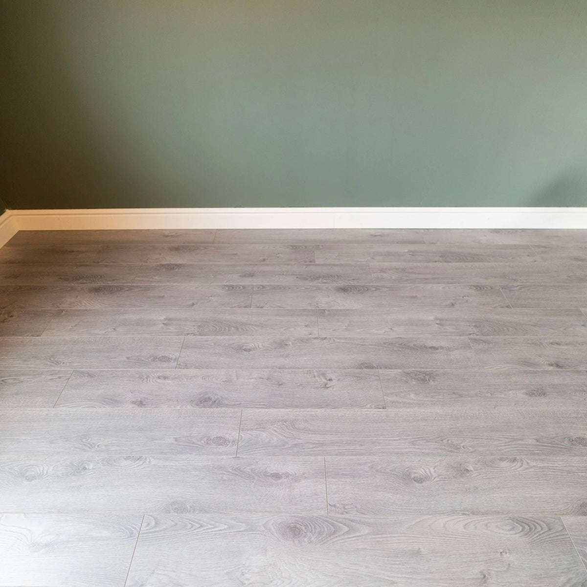 Basalt Oak 12mm Laminate – image 1