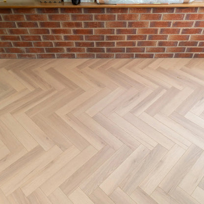 Classic Oak Herringbone 12mm Laminate – image 1