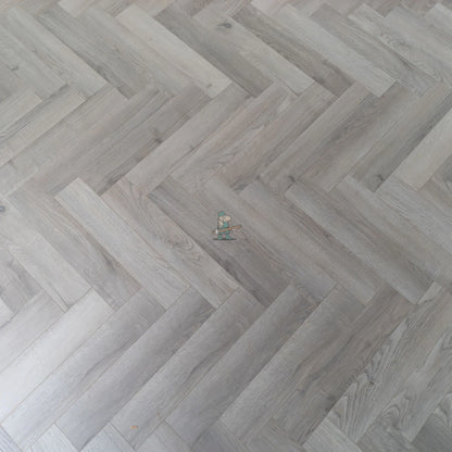 Castle Grey Oak Herringbone 12mm Laminate – image 4
