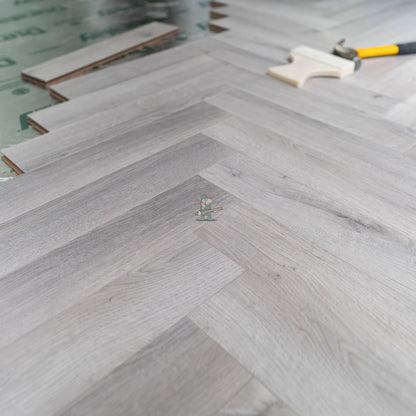 Castle Grey Oak Herringbone 12mm Laminate – image 3