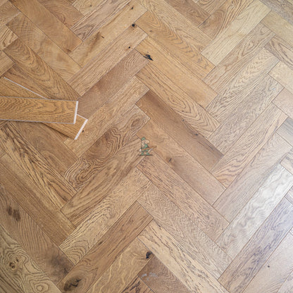 Cottage Oak 90mm Engineered Herringbone – close-up of the surface (2)