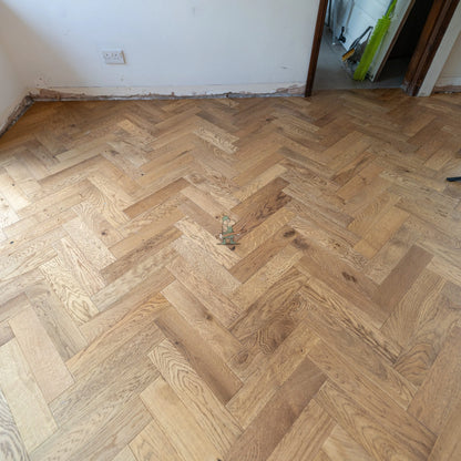 Cottage Oak 90mm Engineered Herringbone – close-up of the surface (3)