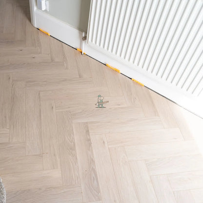 Glacier Oak Herringbone 12mm Laminate – close-up of the surface (2)