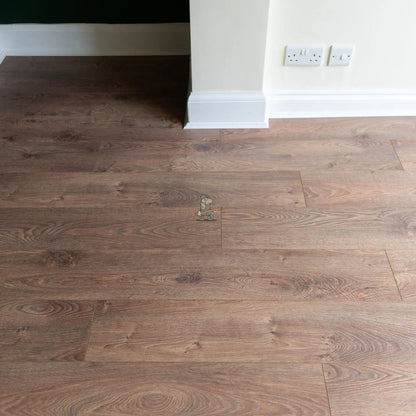Chestnut Oak 12mm Laminate – image 3