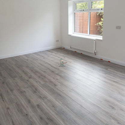 Tornado Grey Oak 12mm Laminate – image 9