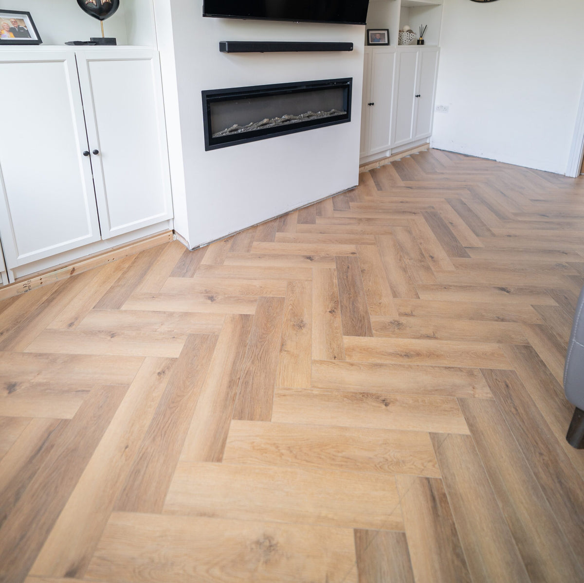 Warm Oak Herringbone Click LVT – close-up of the surface