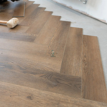 Caramel Oak Herringbone Click LVT – close-up of the surface
