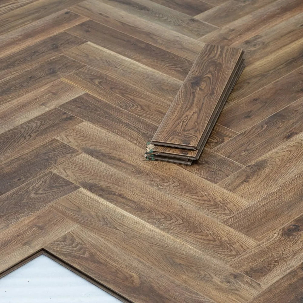 Terrain Oak Herringbone 12mm Laminate – close-up of the surface