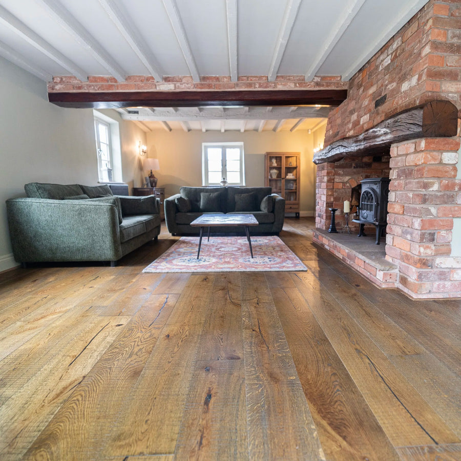Golden Oak Distressed Hand Sawn 220mm Engineered Plank – image 1
