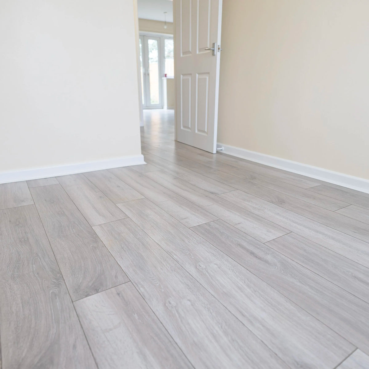 Feather Grey Oak 12mm Laminate – image 1