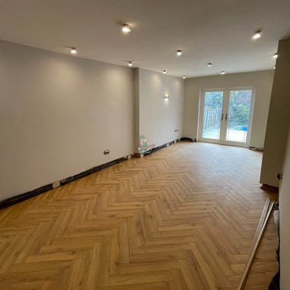 Embossed Natural Oak Herringbone 12mm Laminate – image 3
