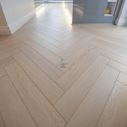 Savannah Oak Herringbone 12mm Laminate – close-up of the surface (3)