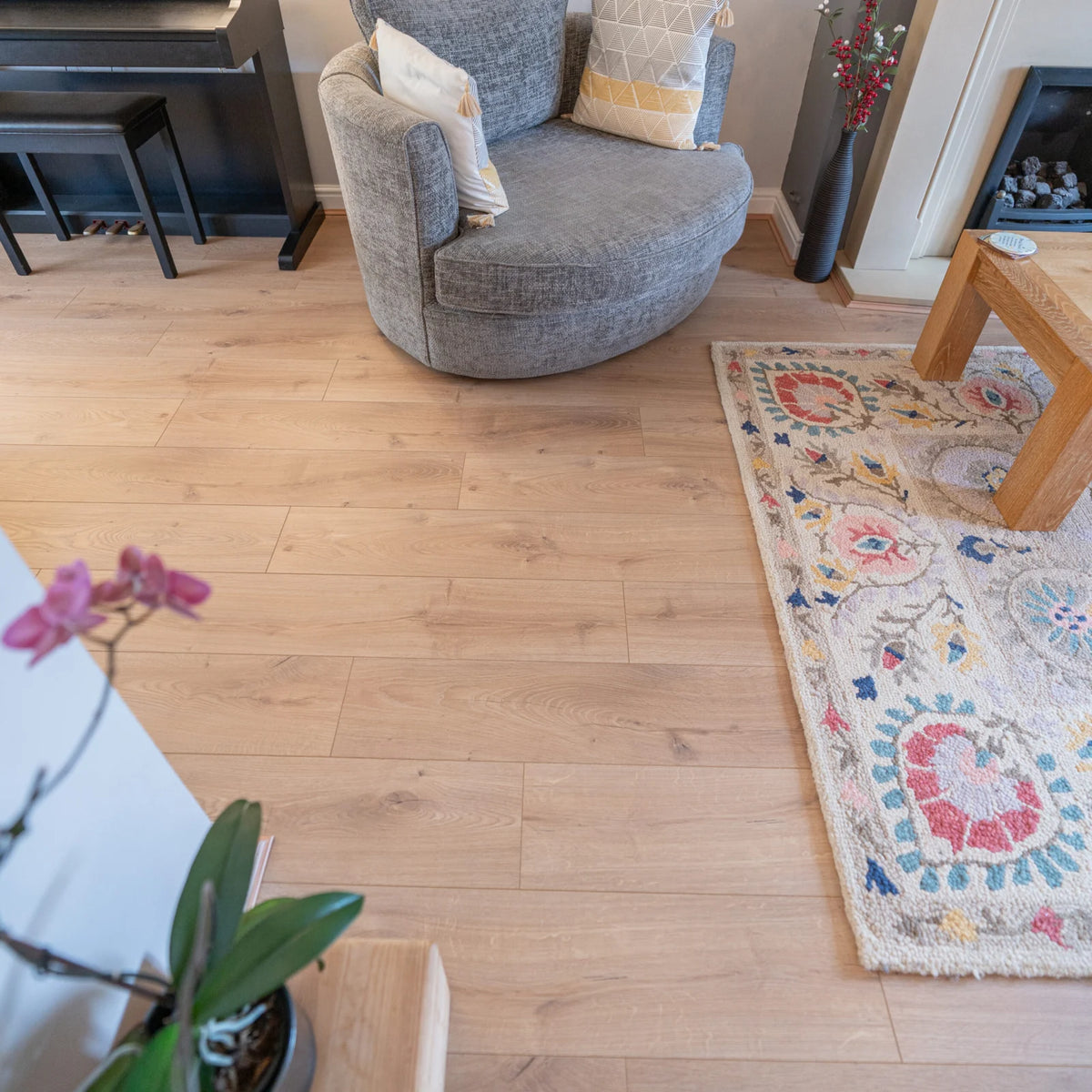 Light Brown Oak 12mm Laminate – image 1