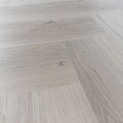 Imperial Grey Oak Herringbone Click LVT – close-up of the surface (5)