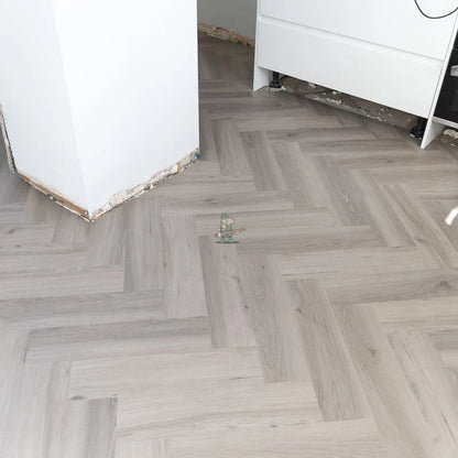 Imperial Grey Oak Herringbone Click LVT – close-up of the surface (7)
