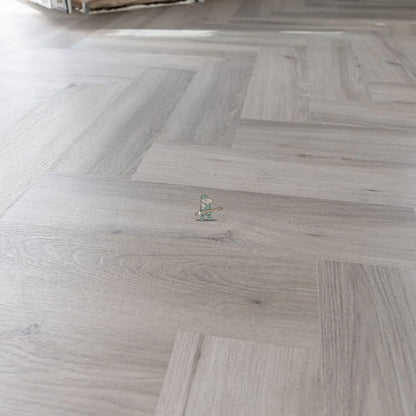 Imperial Grey Oak Herringbone Click LVT – close-up of the surface (9)