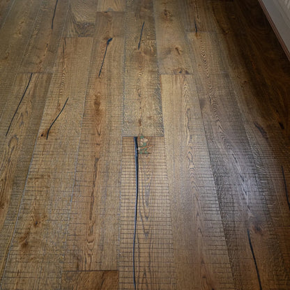 Golden Oak Distressed Hand Sawn 220mm Engineered Plank – image 2