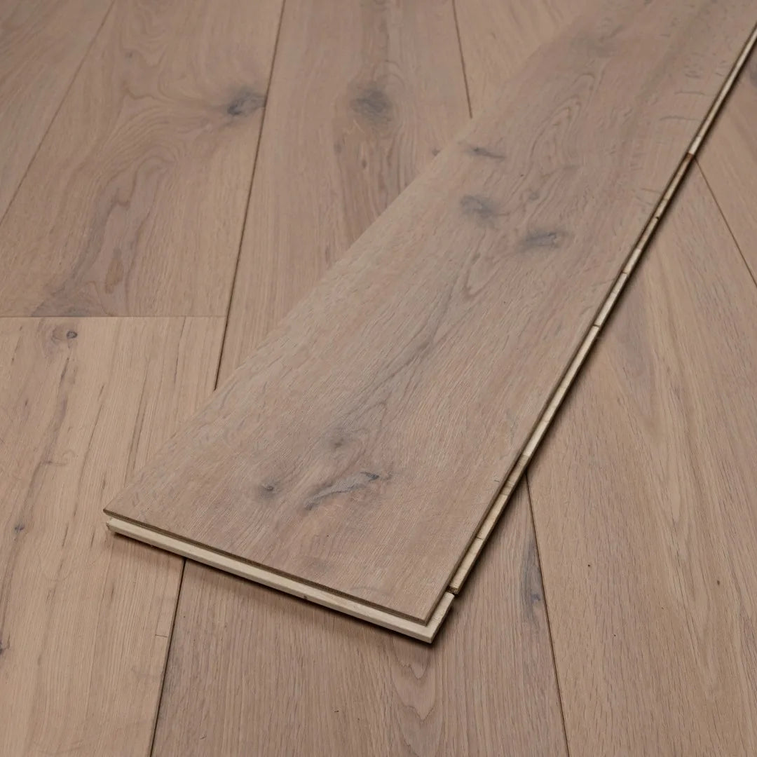White Oiled Oak 190mm Engineered Plank – close-up of the surface (2)