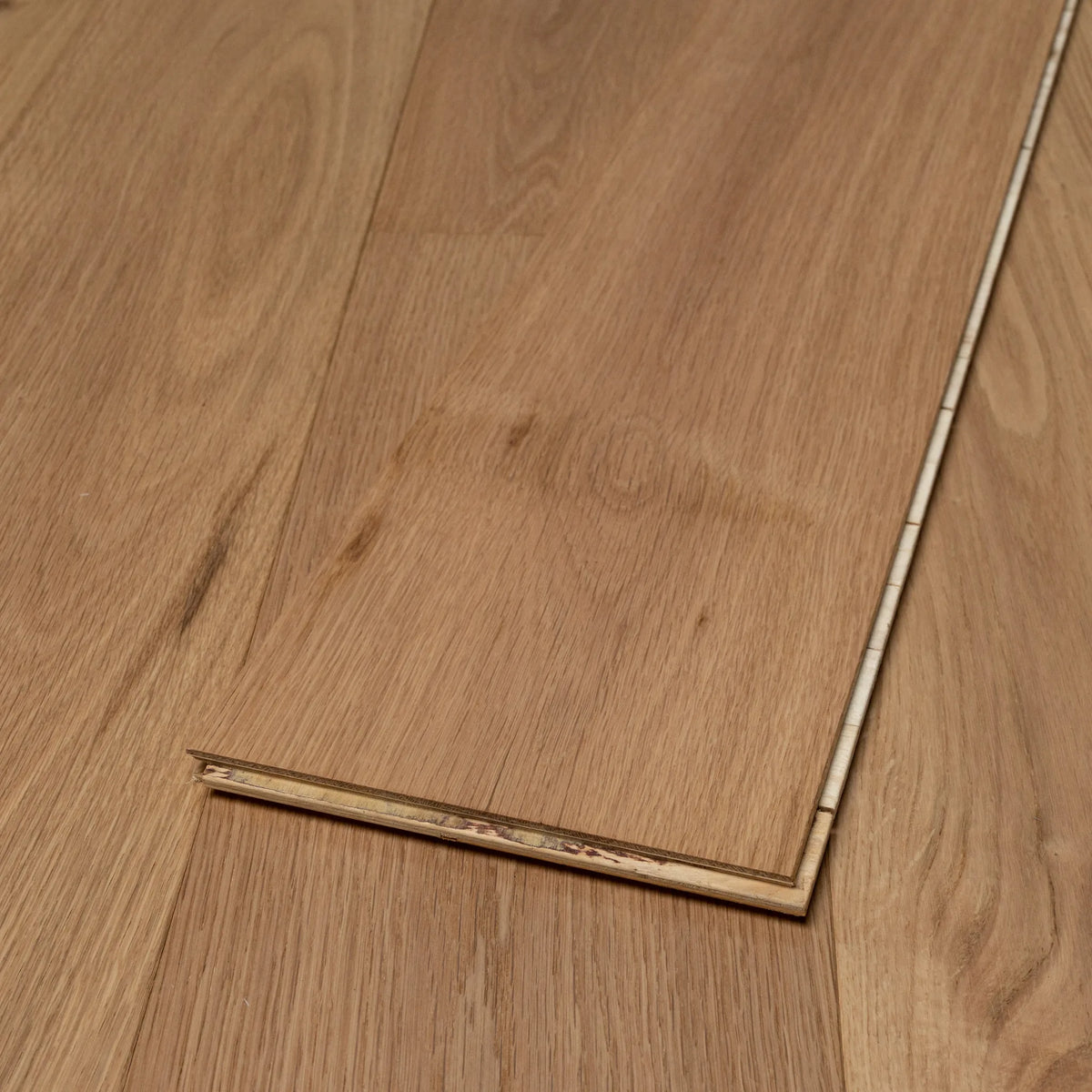 Signature Lacquered Oak 190mm Engineered Plank – close-up of the surface