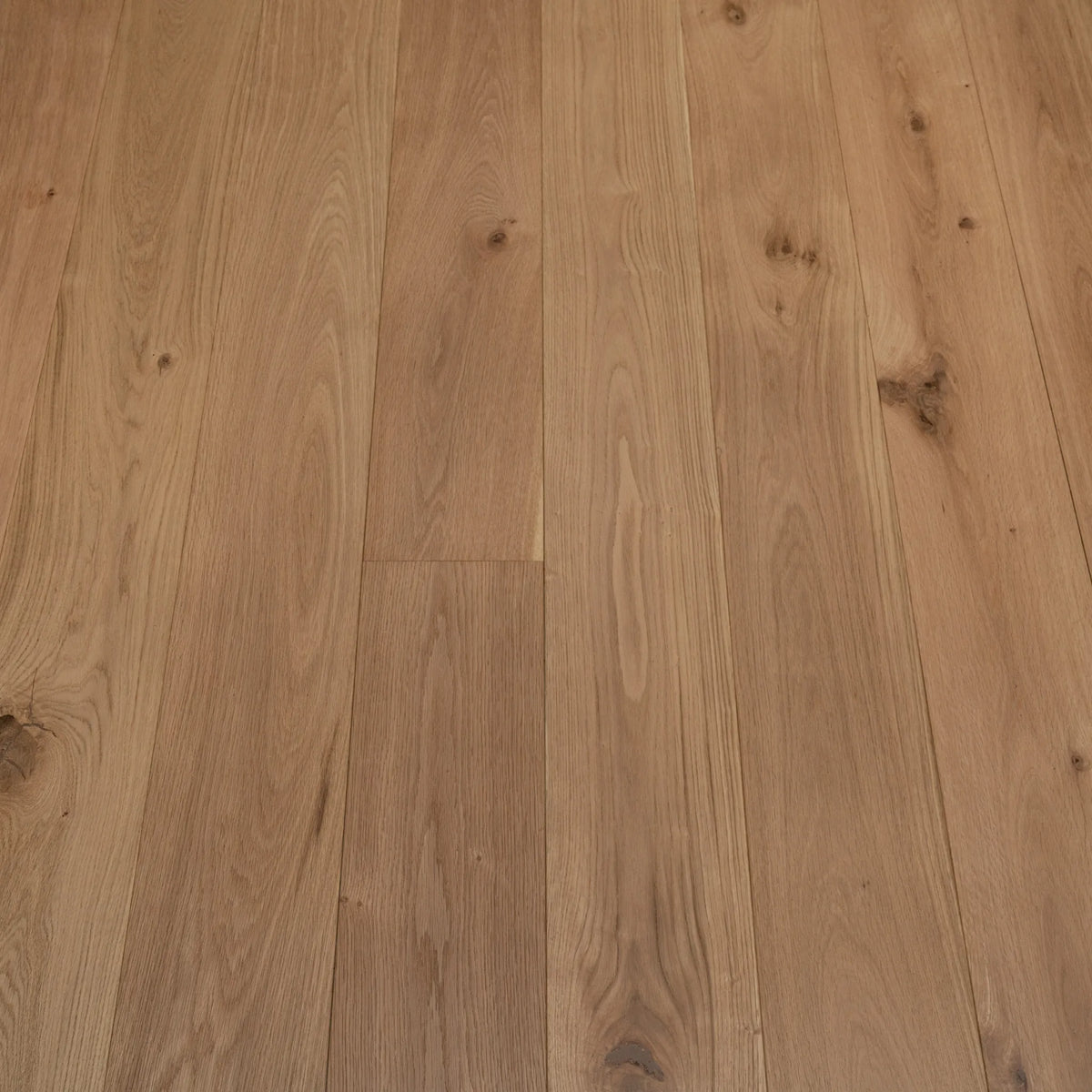 Signature Lacquered Oak 190mm Engineered Plank – close-up of the surface (2)