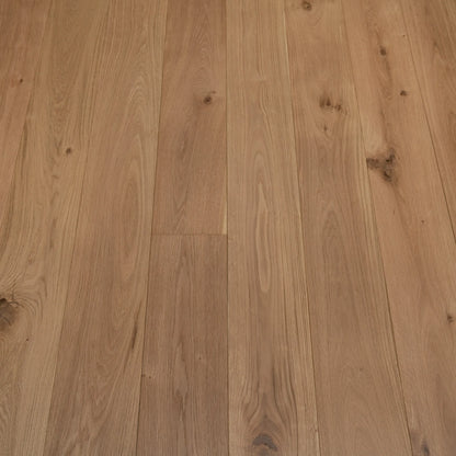 Signature Lacquered Oak 190mm Engineered Plank – close-up of the surface (2)