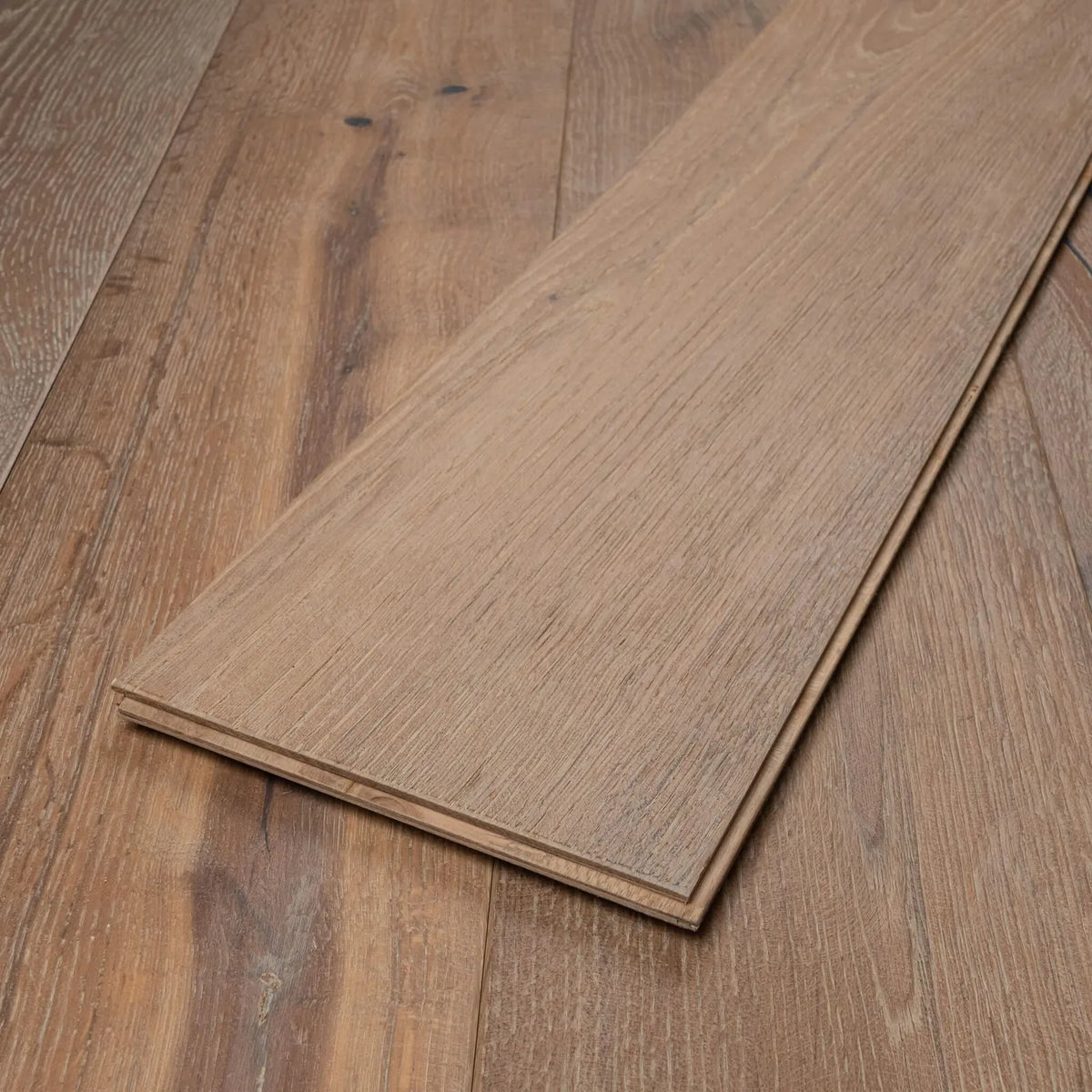 Weathered White Distressed Oak 220mm Engineered Plank – image 13