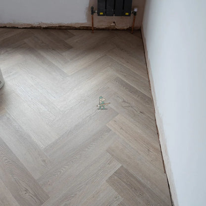 Quayside Umber Oak Herringbone Click LVT – close-up of the surface (6)