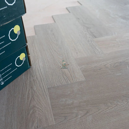 Quayside Umber Oak Herringbone Click LVT – close-up of the surface (4)