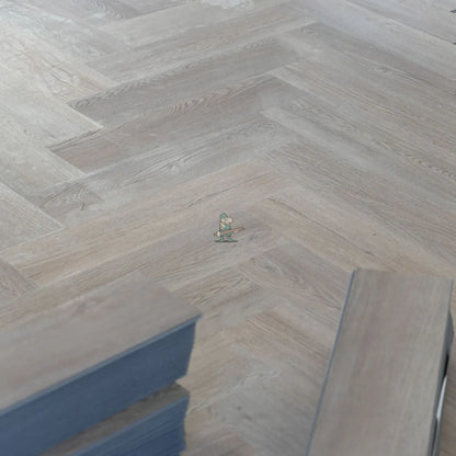 Quayside Umber Oak Herringbone Click LVT – close-up of the surface (7)