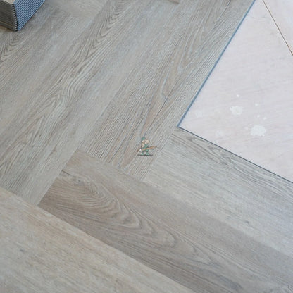 Quayside Umber Oak Herringbone Click LVT – close-up of the surface (8)