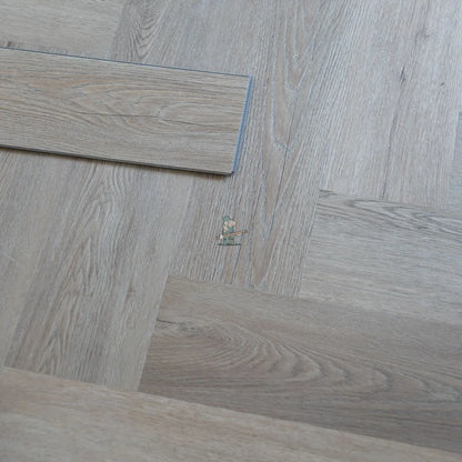 Quayside Umber Oak Herringbone Click LVT – close-up of the surface (10)