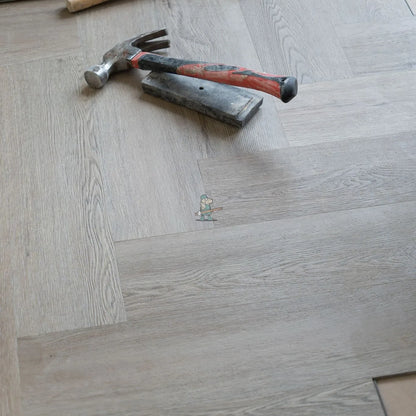 Quayside Umber Oak Herringbone Click LVT – close-up of the surface (9)