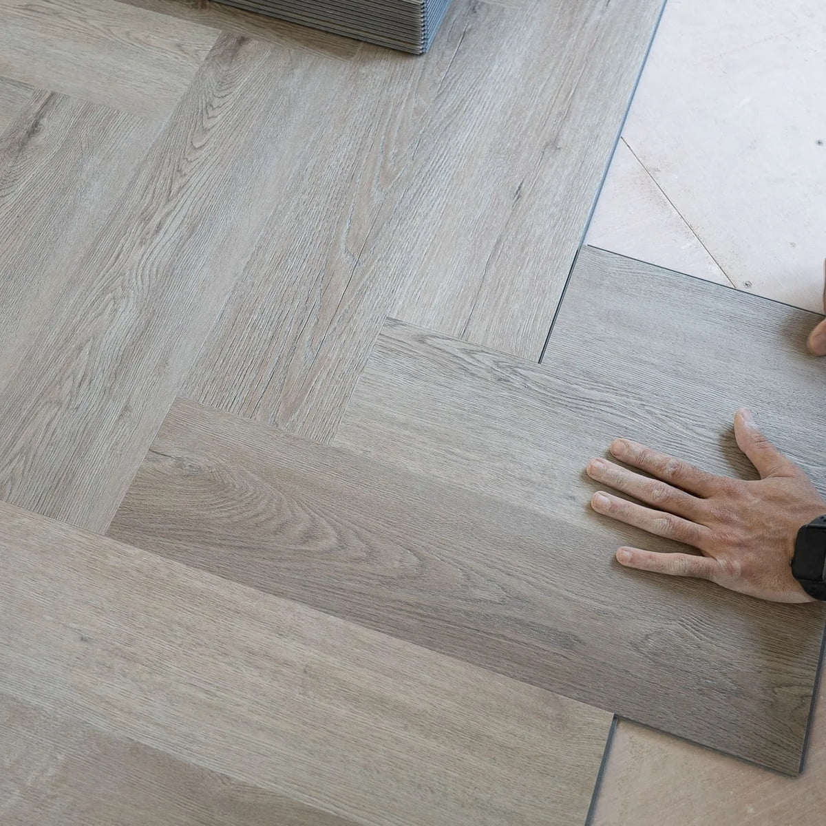 Quayside Umber Oak Herringbone Click LVT – close-up of the surface