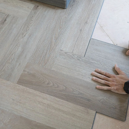 Quayside Umber Oak Herringbone Click LVT – close-up of the surface