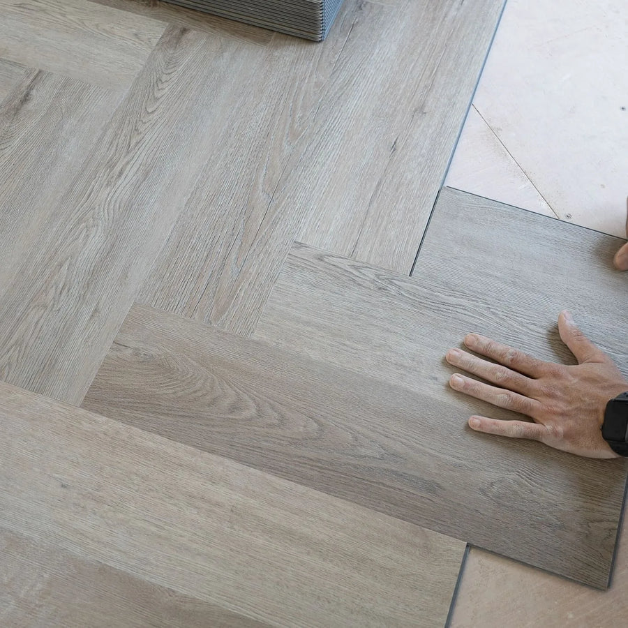 Quayside Umber Oak Herringbone Click LVT – close-up of the surface