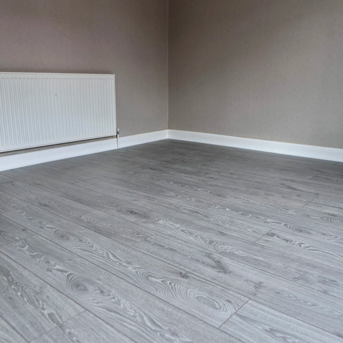 Grey Oak 12mm Laminate – image 1
