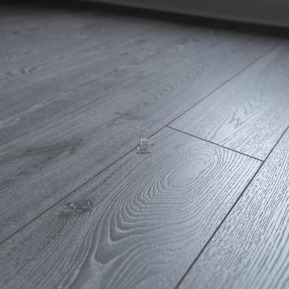 Grey Oak 12mm Laminate – close-up of the surface (2)