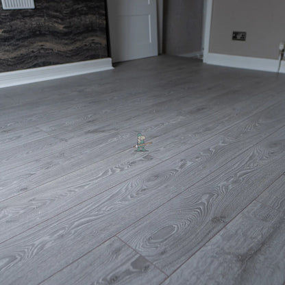 Grey Oak 12mm Laminate – close-up of the surface (4)