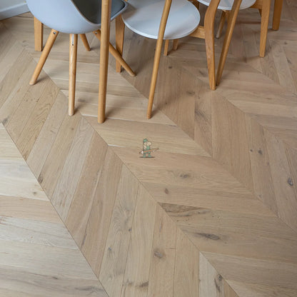 Cotton Invisible Oak 90mm Engineered Chevron – close-up of the surface