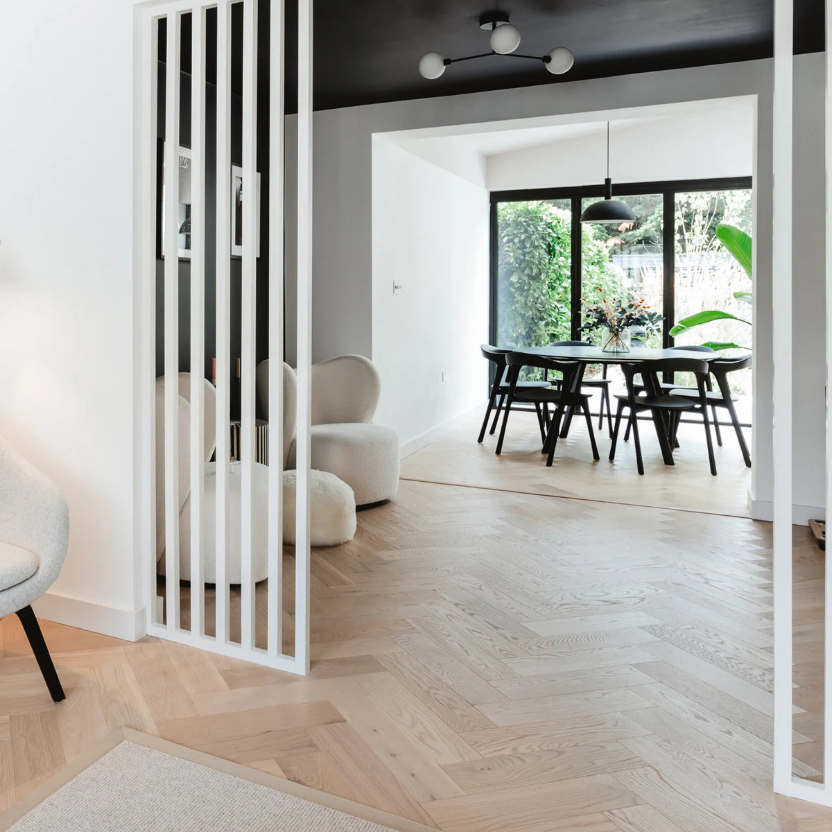 Pale Invisible Oak 90mm Engineered Herringbone, 14/3mm – image 1