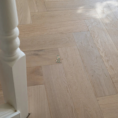 Pale Invisible Oak 150mm Engineered Herringbone, Classic Grade – image 3