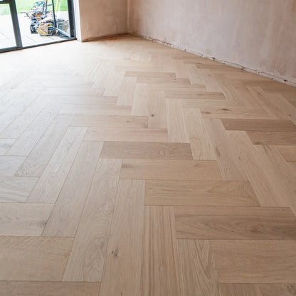 Pale Invisible Oak 150mm Engineered Herringbone, Classic Grade – image 1