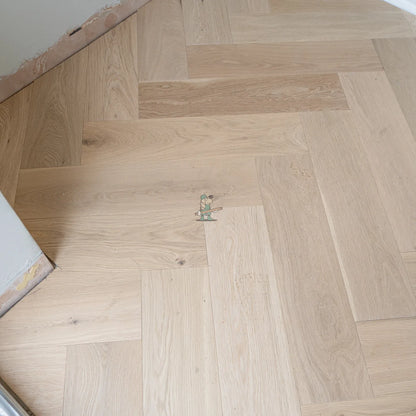 Pale Invisible Oak 150mm Engineered Herringbone, Classic Grade – image 8
